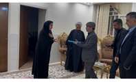 دیدار مسئولان بنیاد شهید و بانک دی با خانواده شهید اقتدار «امید رحیمی» در یزد